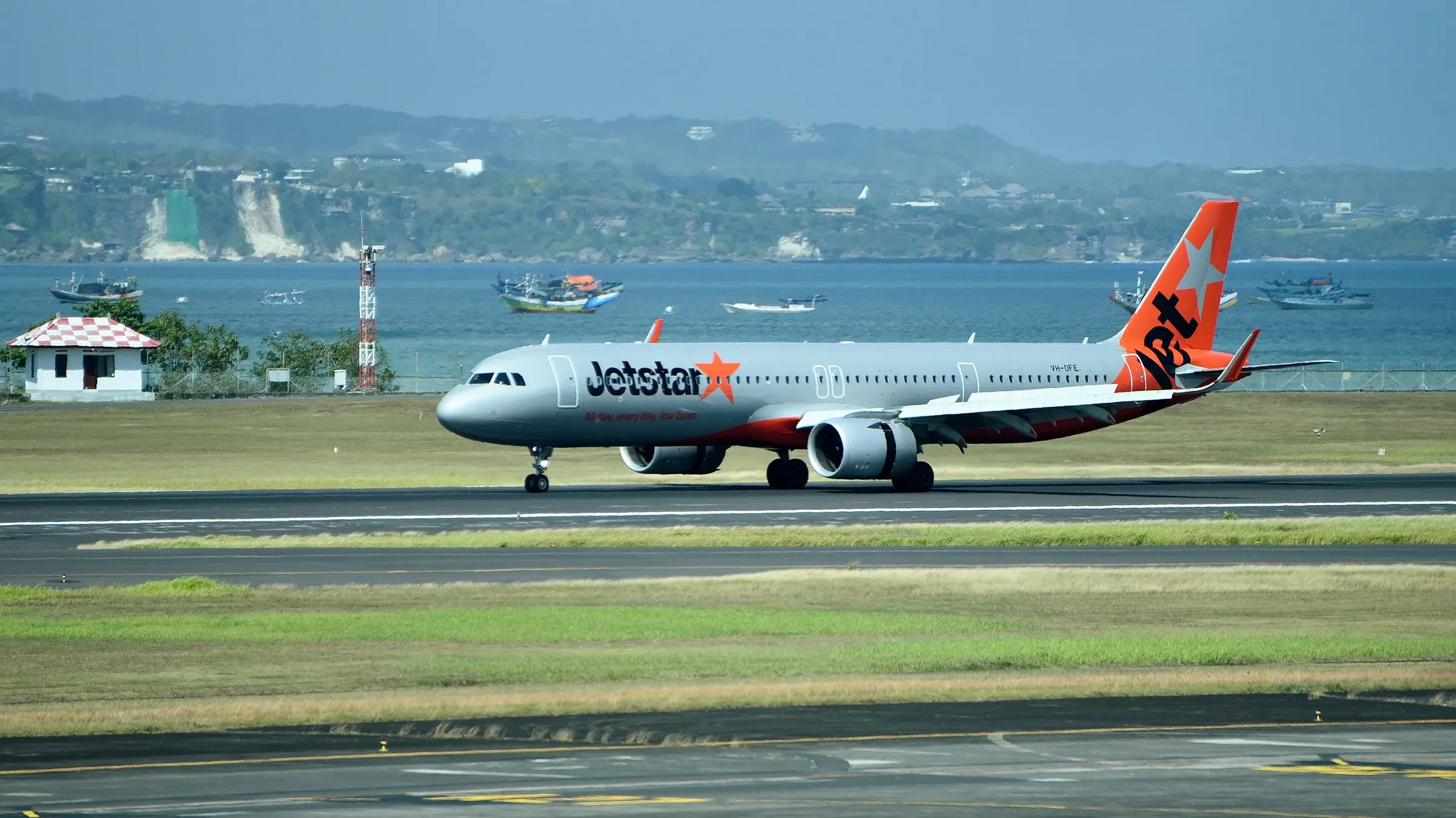 A Jetstar Airbus A321neo landing at Ngurah Rai airport in Bali