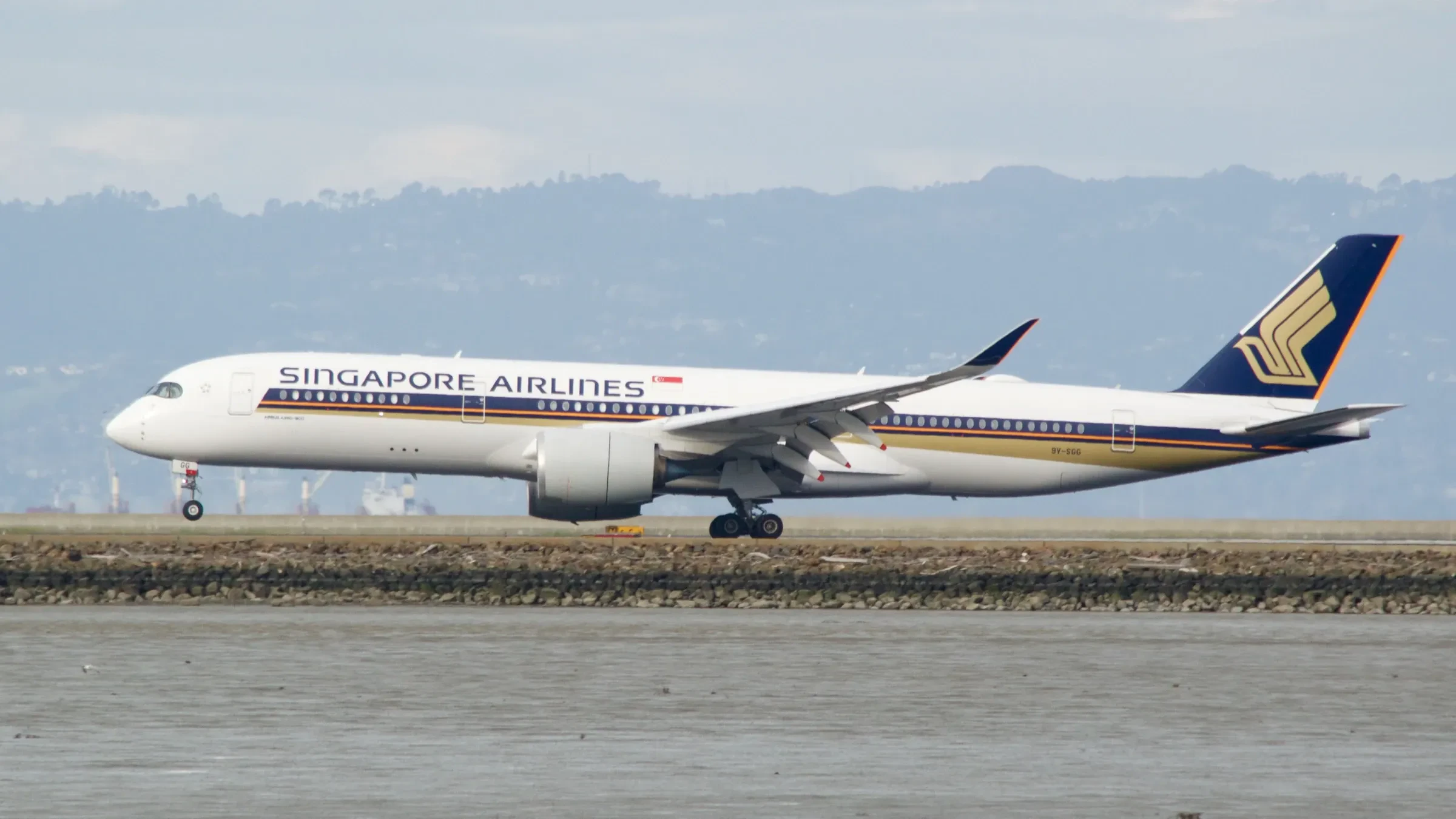 A Singapore Airlines Airbus A350 touching down at San Francisco