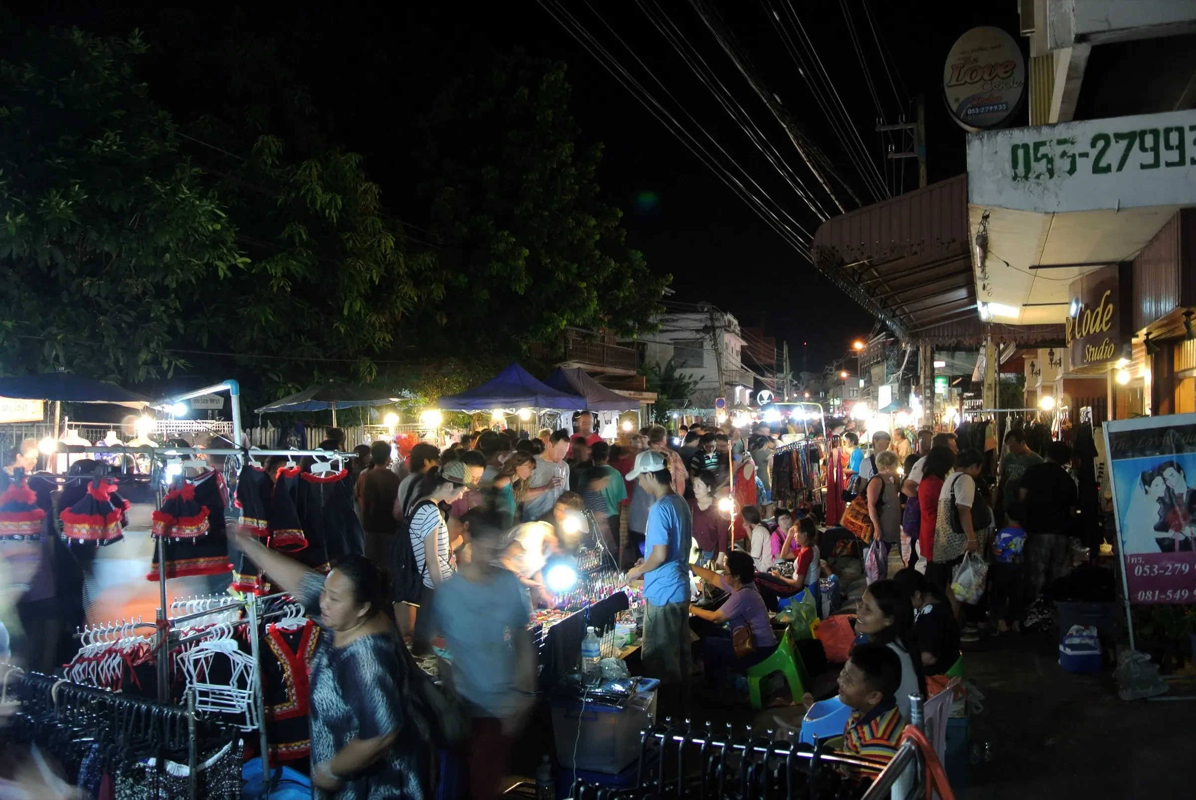 A crowded night market on Wua Lai Road in Chiang Mai, the Saturday Walking Street