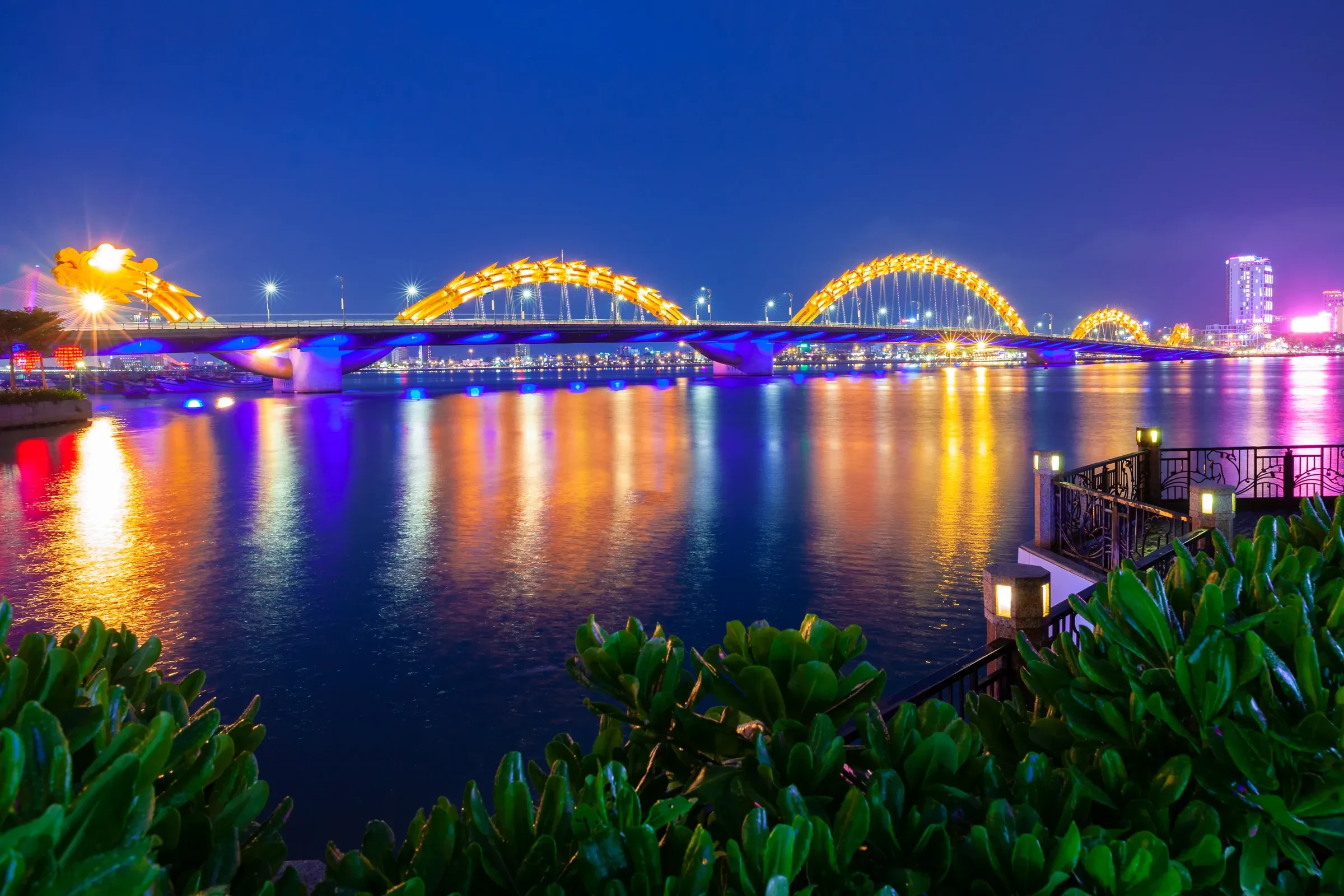 The Dragon Bridge lit up over the Han River at night