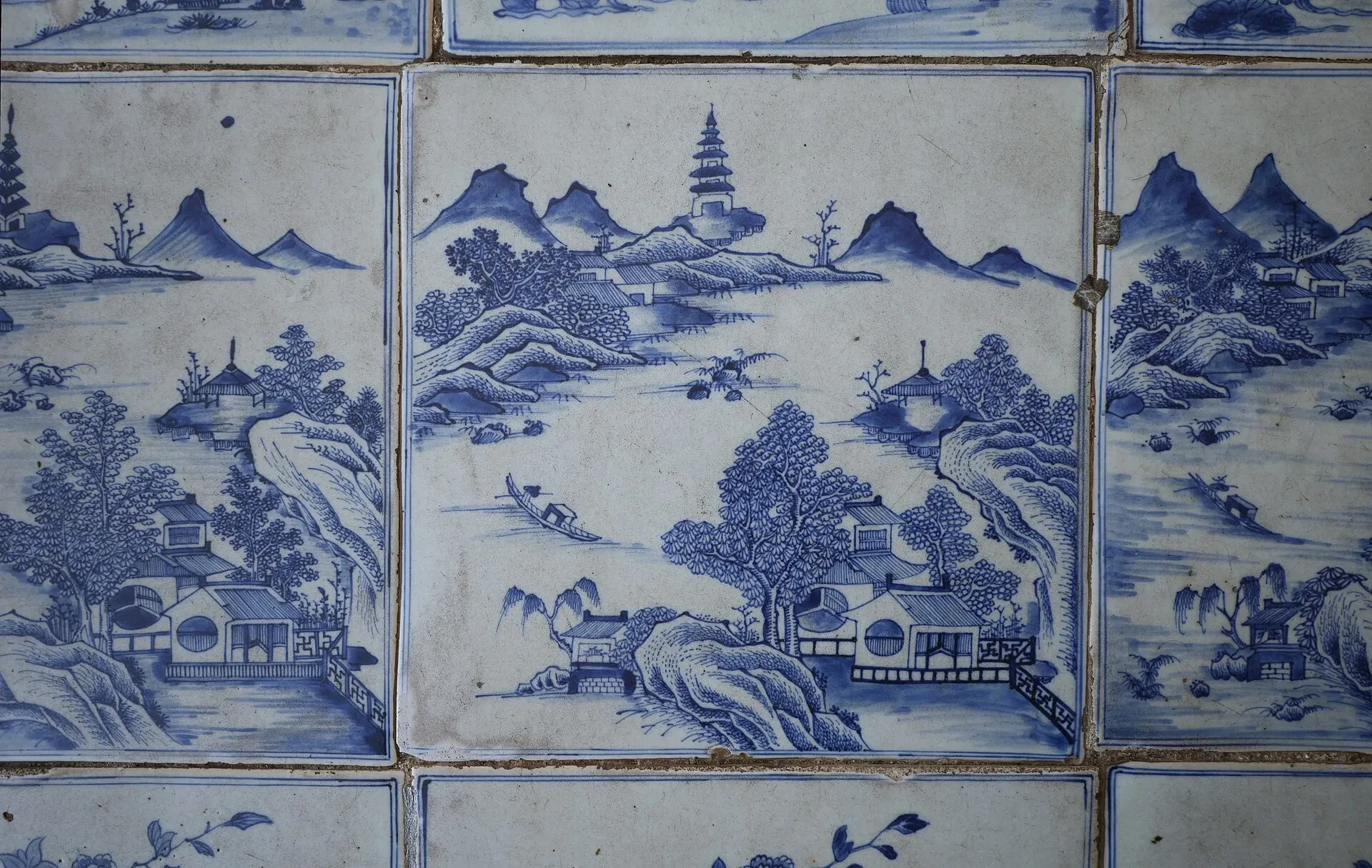 Blue and white Chinese willow-pattern tiles inside the Paradesi Synagogue