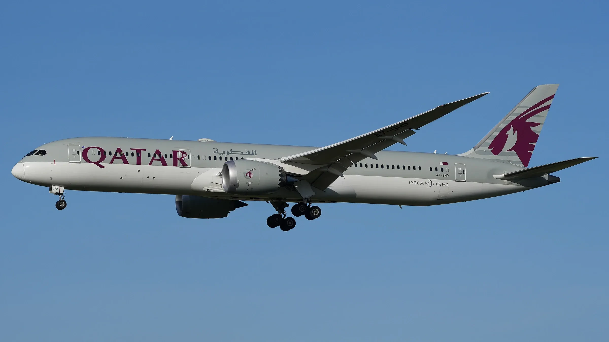 A Qatar Airways Boeing 787-9 Dreamliner coming in to land