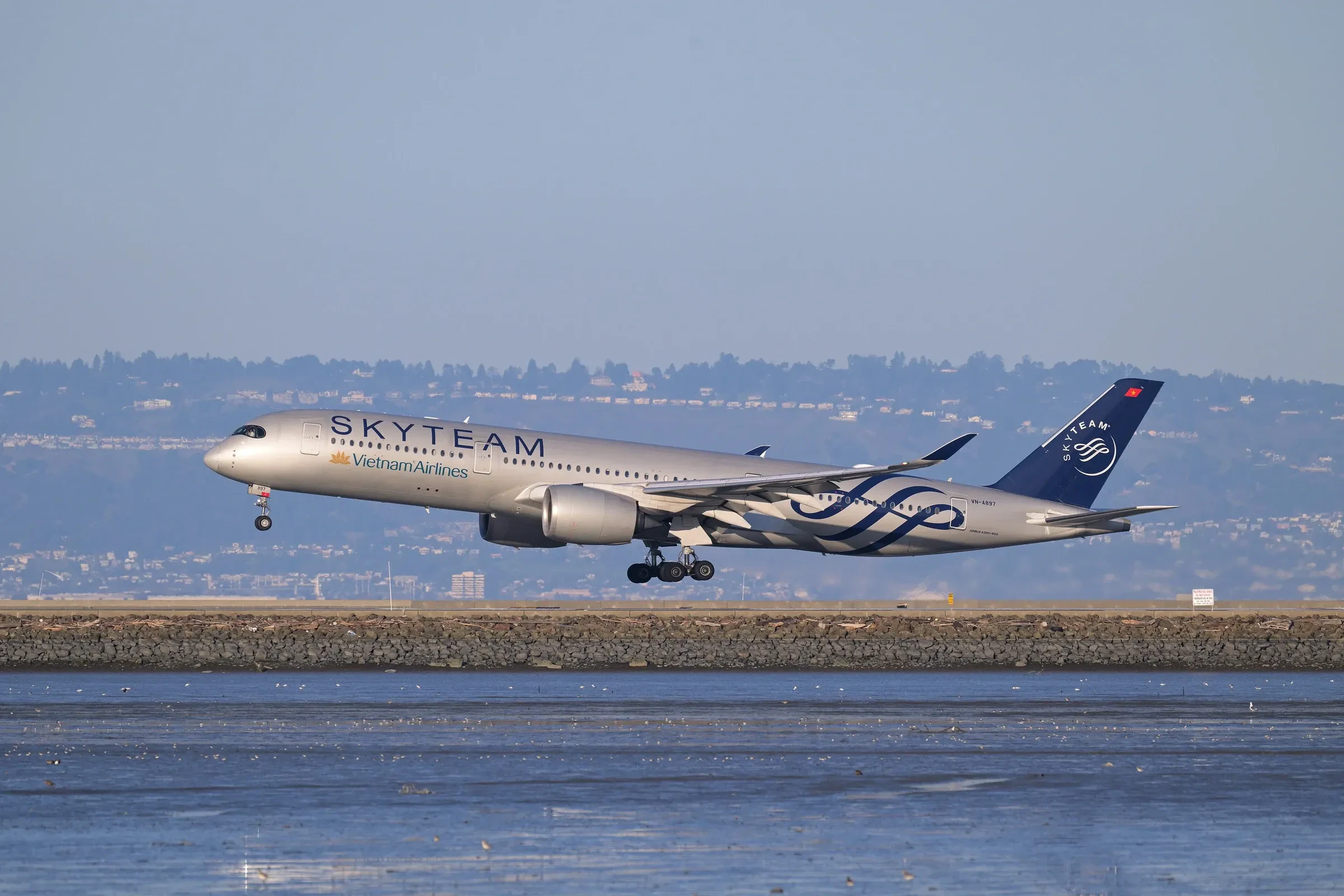 A Vietnam Airlines Airbus A350 landing at San Francisco airport