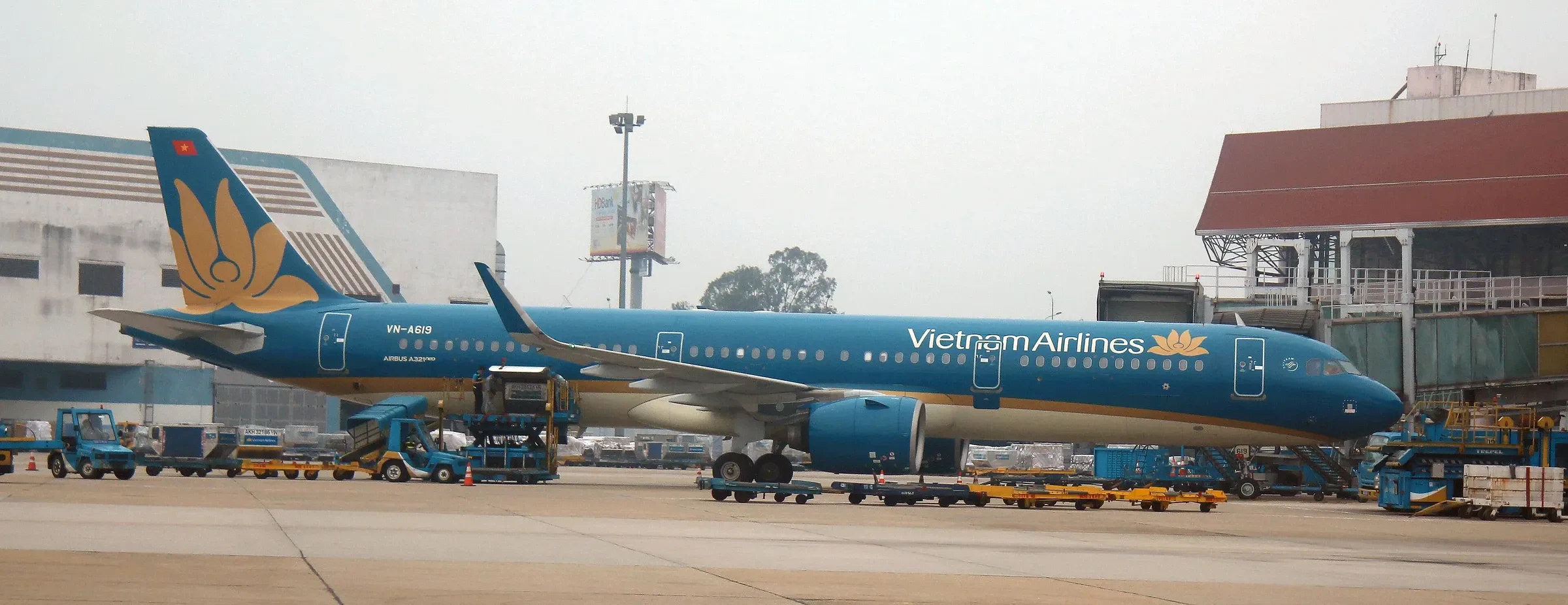 A Vietnam Airlines Airbus A321 at a gate at Noi Bai airport in Hanoi