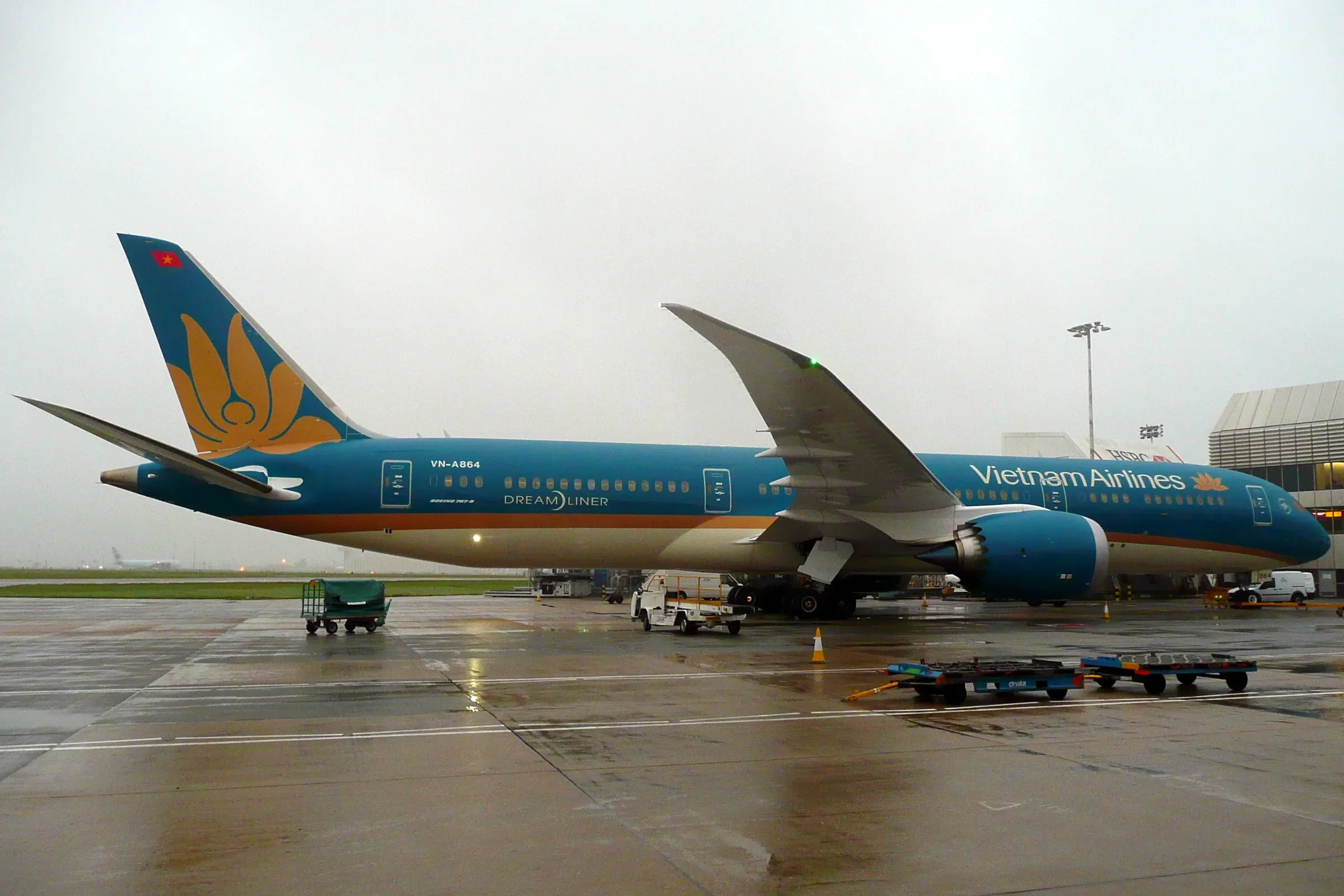 A Vietnam Airlines Boeing 787 Dreamliner on the stand at London Heathrow