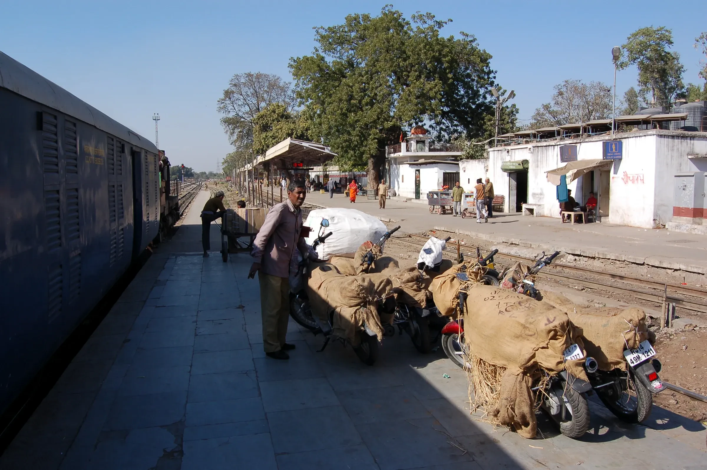A train standing beside a platform at Jaipur Junction