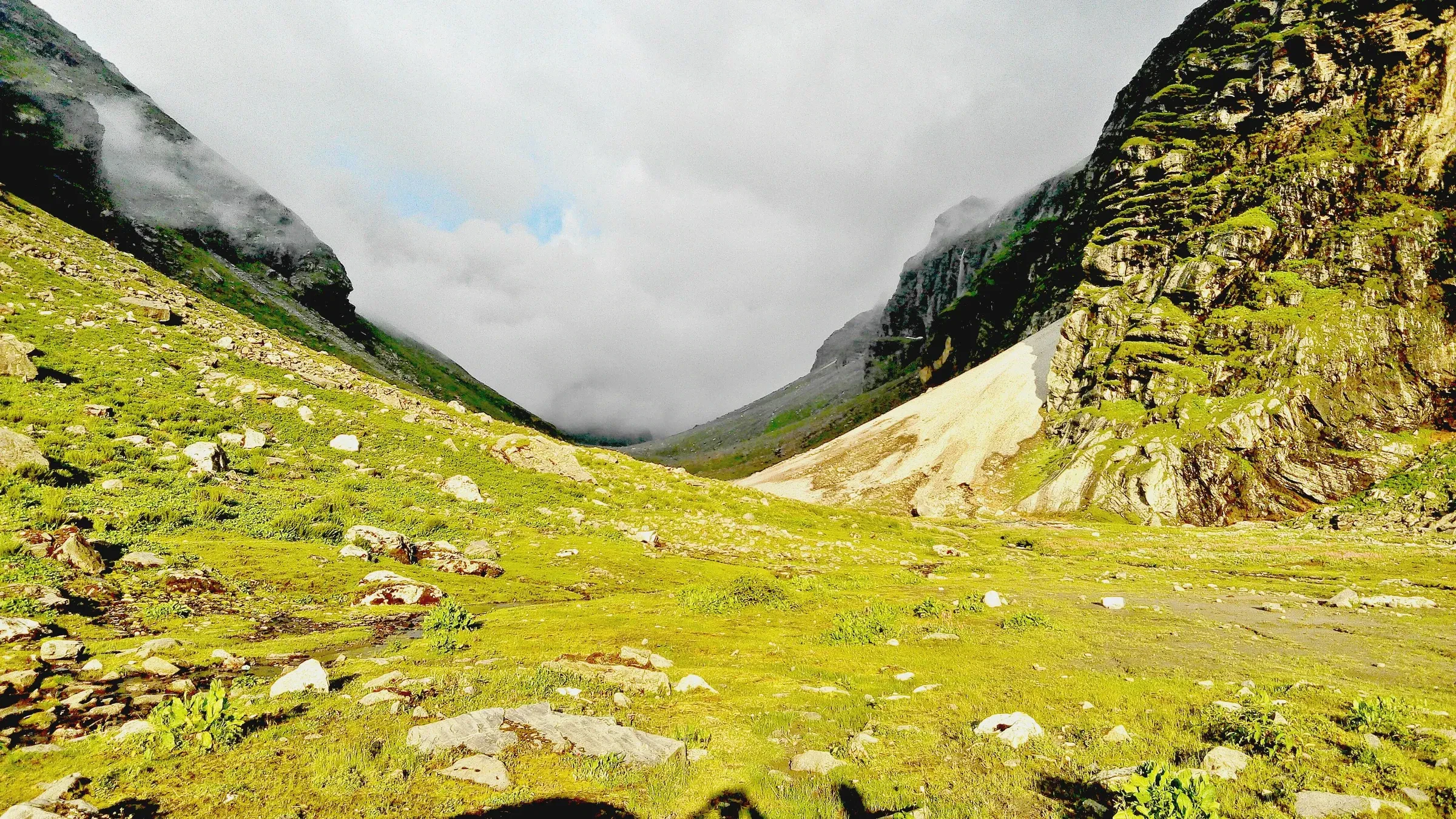 The grassy valley floor on the trail to Balu Ka Ghera