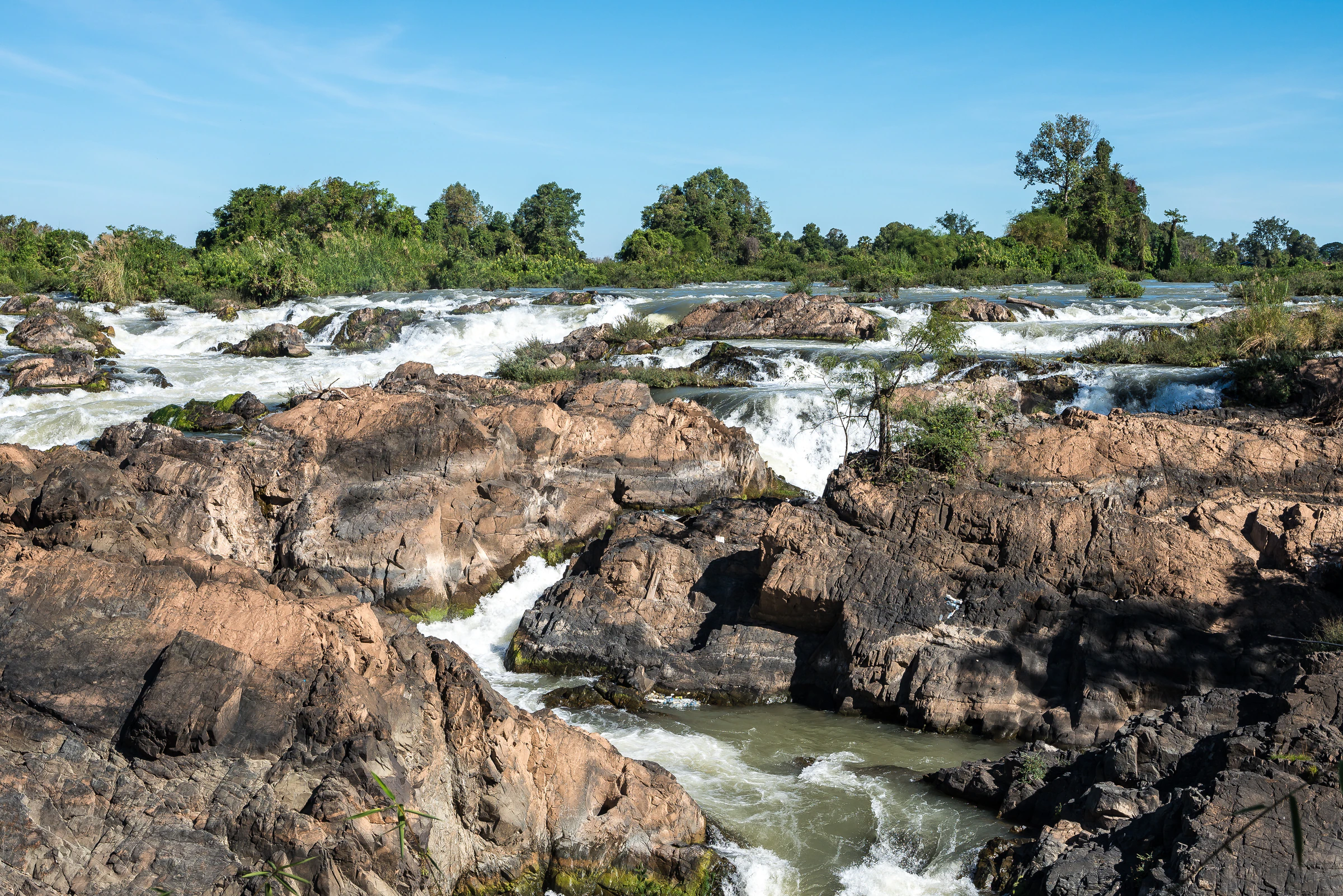 The Li Phi (Somphamit) falls on Don Khon
