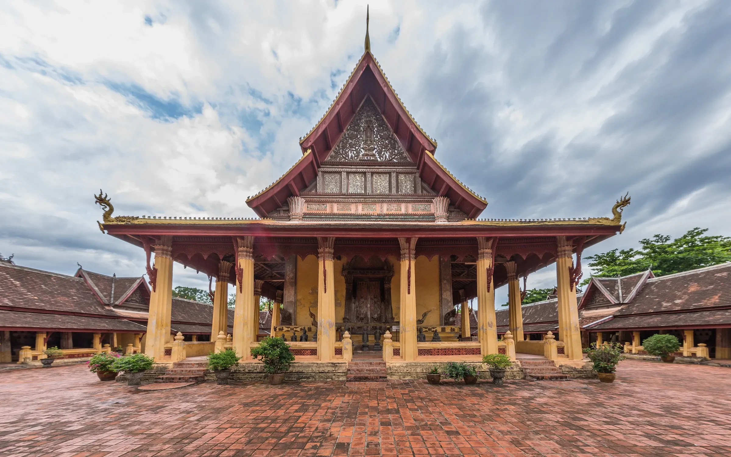 Patuxai, Vientiane's victory gate, lit up at night