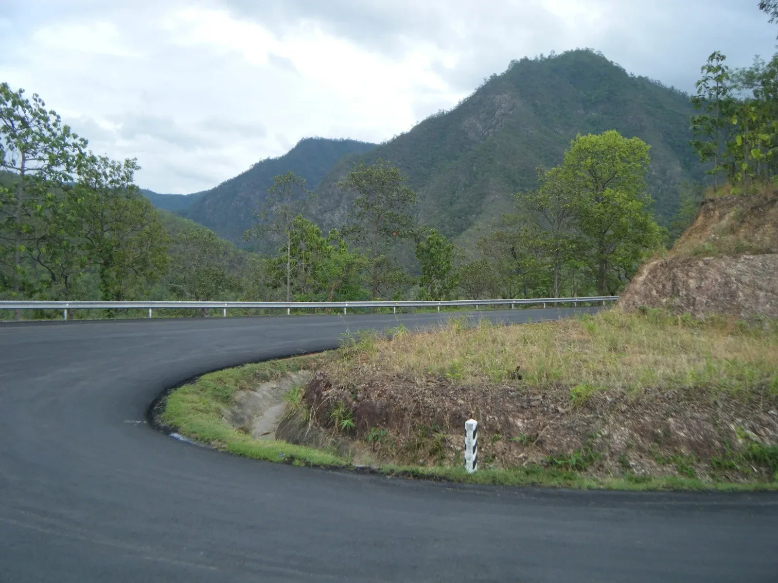 A curving mountain road in Mae Hong Son province, northern Thailand