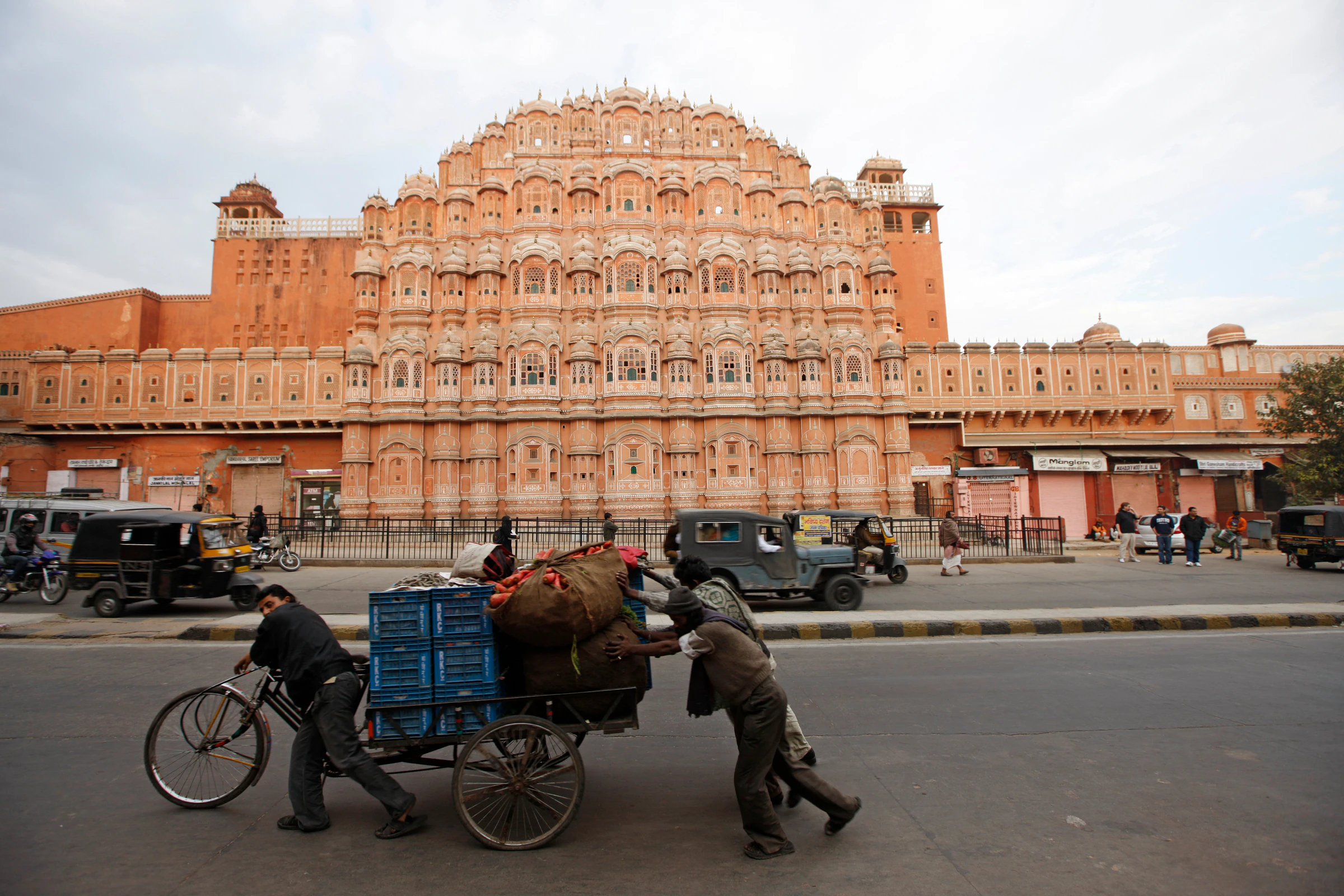 Hawa Mahal on a Jaipur street, with traffic passing below