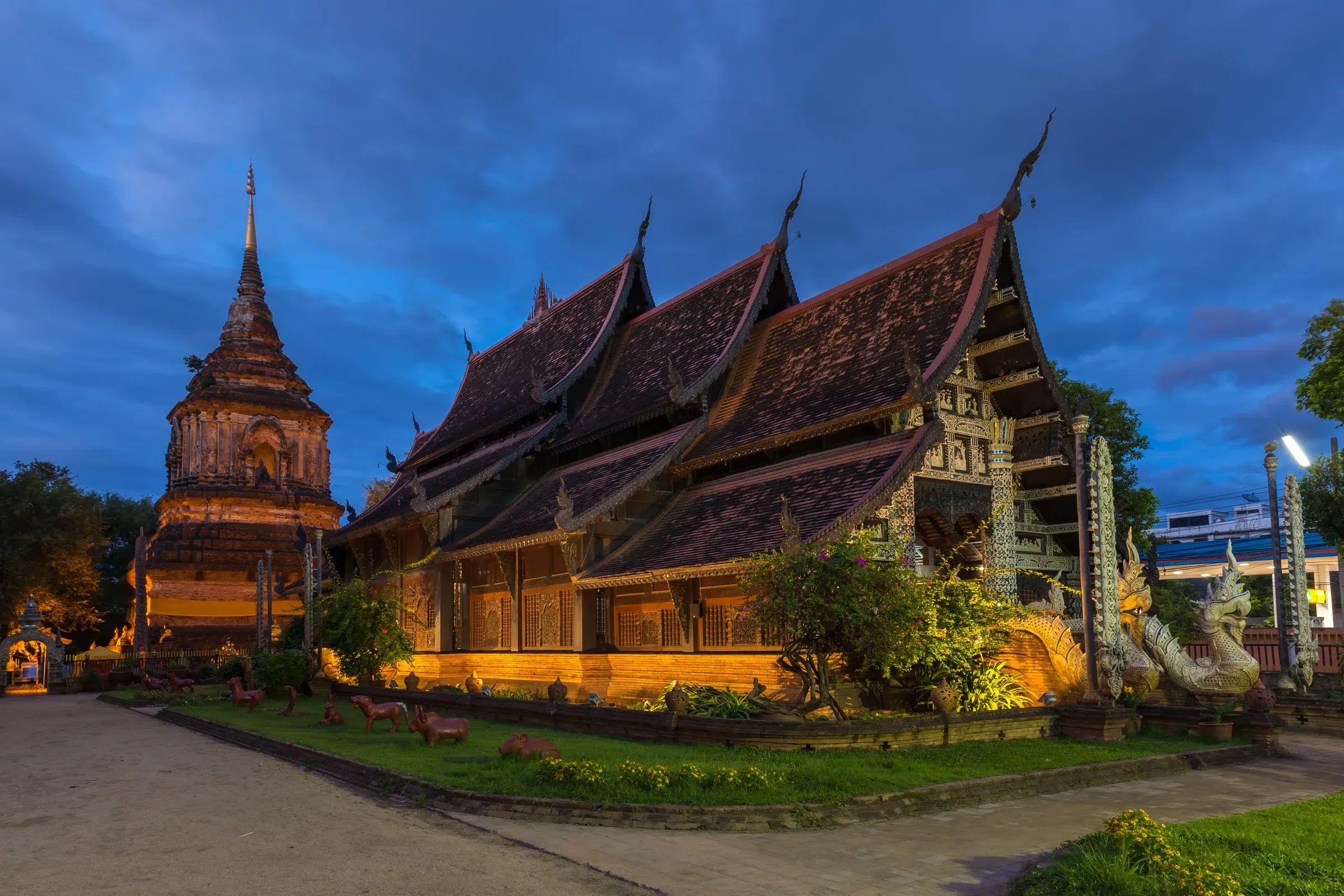 Wat Lok Molee and its old chedi lit up at dusk in Chiang Mai